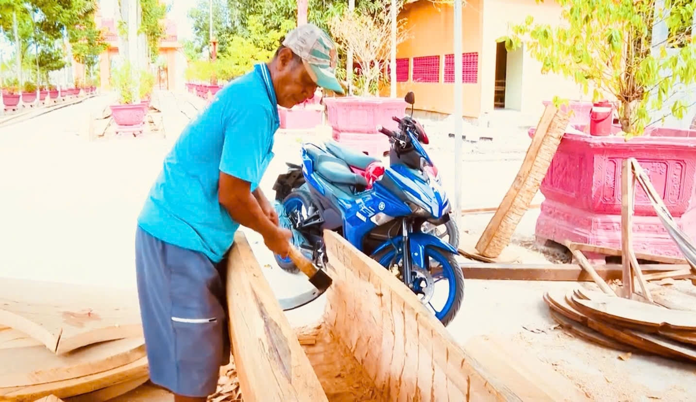 Thợ đóng ghe Ngo độc mộc tại Chùa Cos Thum, xã Ninh Thạnh Lợi, tỉnh Cà Mau.