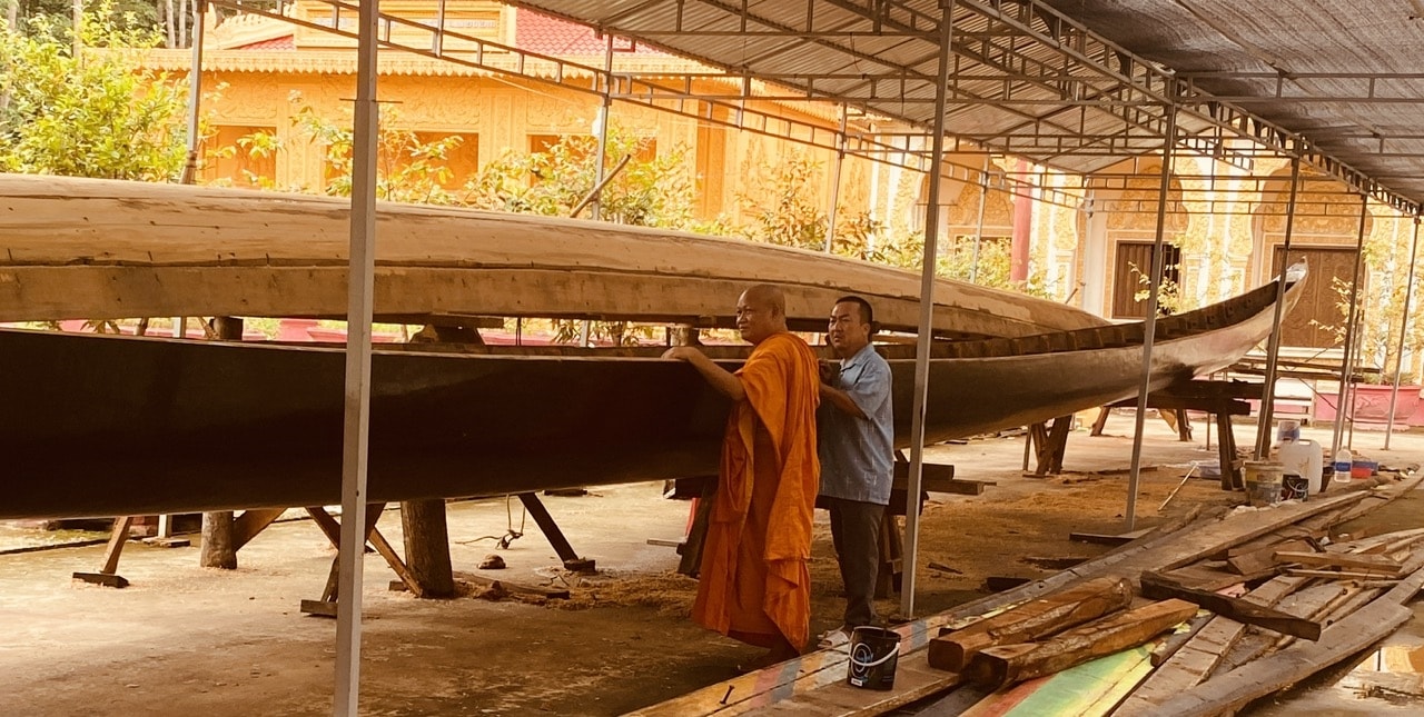 Thượng tọa Trần Duyên, Trụ trì chùa Cos Thum, xã Ninh Thạnh Lợi xem Ghe ngo độc mộc mới đóng.