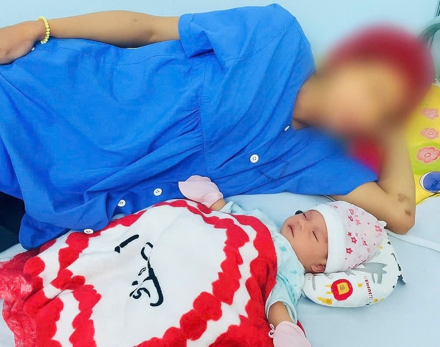 Mẹ con sản phụ khỏe mạnh sau khi được các bác sĩ Trung tâm Y tế Ayun Pa cấp cứu thành công