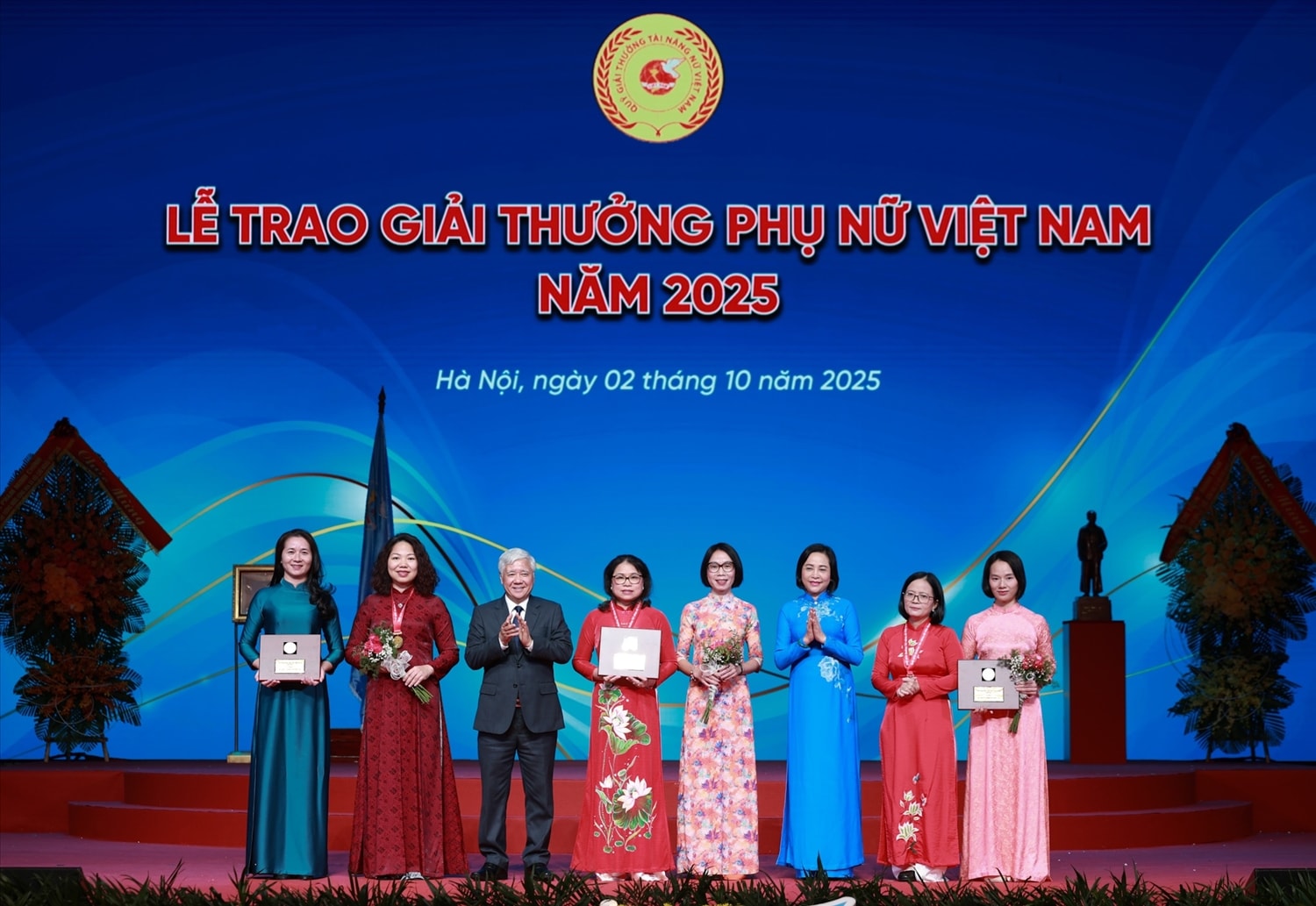 Ông Đỗ Văn Chiến, Bí thư Trung ương Đảng, Chủ tịch Ủy ban Trung ương Mặt trận Tổ quốc  Việt Nam trao giải thưởng cho các phụ nữ đạt Giải thưởng Phụ nữ Việt Nam năm 2025