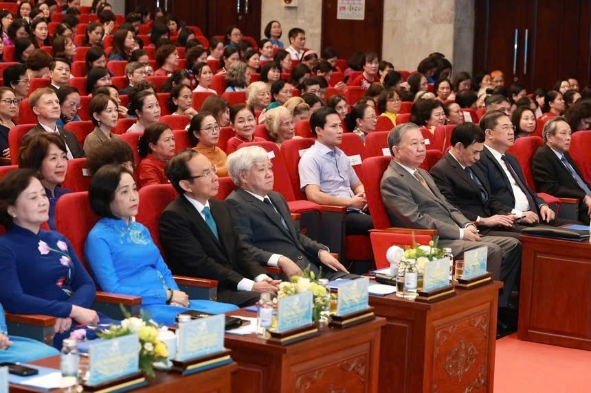 Các đại biểu tham dự buổi lễ