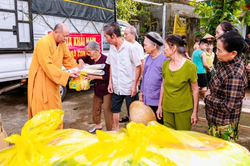 Thượng tọa Thích Tâm Định  trao quà cứu trợ đến người dân vùng ngập lũ Nông Cống