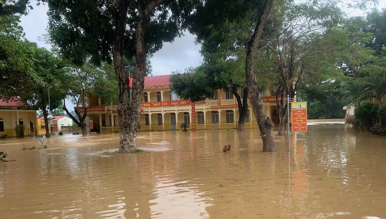 Nhiều trường học trên địa bàn xã Cẩm Thủy bị ngập sâu trong nước, học sinh chưa thể đến trường 