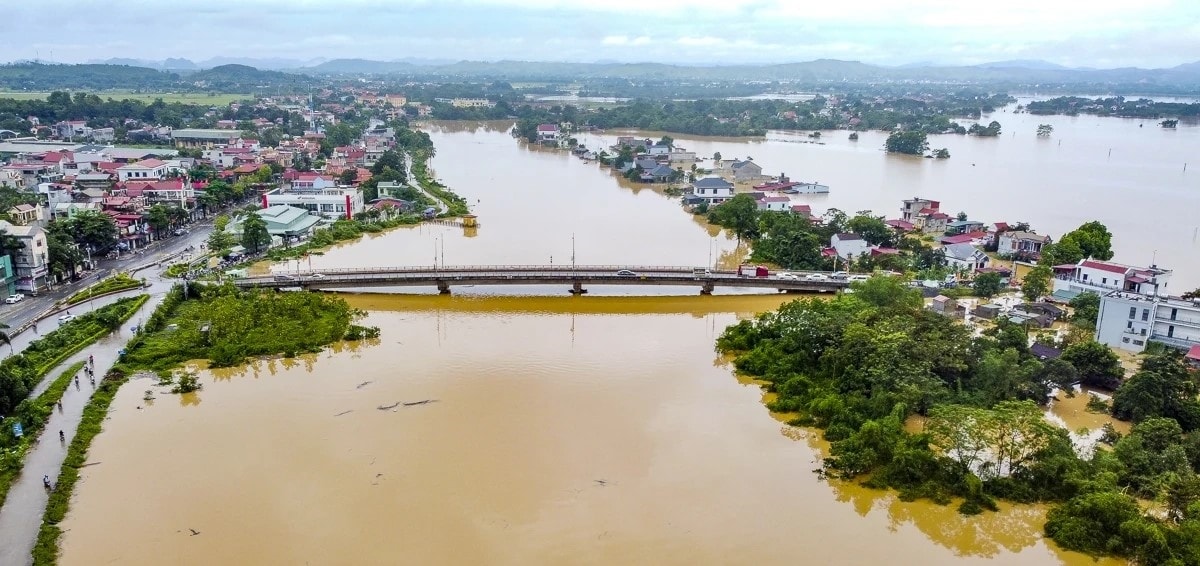 Mực nước sông Bưởi vẫn chưa có dấu hiệu rút, trong khi trời tiếp tục mưa, gây ngập lụt diện rộng nhiều thôn ở xã Kim Tân (Thanh Hóa)