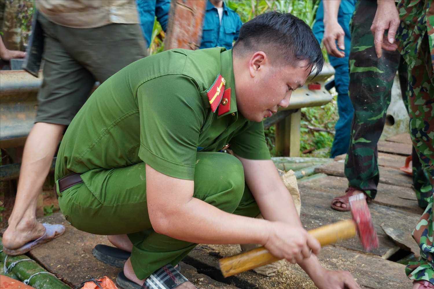 Công an xã Sơn Thủy vì dân dựng cầu tạm 