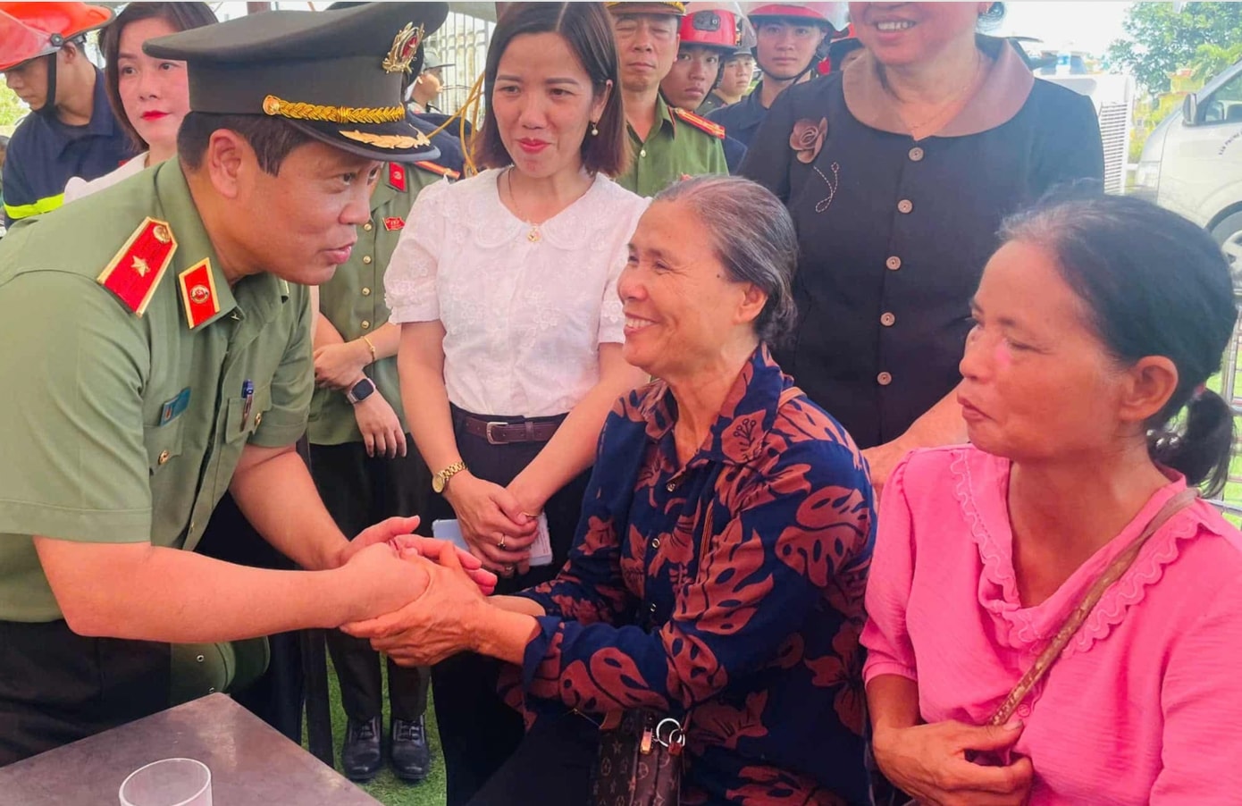 Thiếu tướng Nguyễn Hồng Nguyên, Phó Chánh Văn phòng Bộ Công an, chia sẻ, động viên trước nỗi đau mất mát của người dân do bão số 10 Bualoi gây ra Ảnh: Công Định