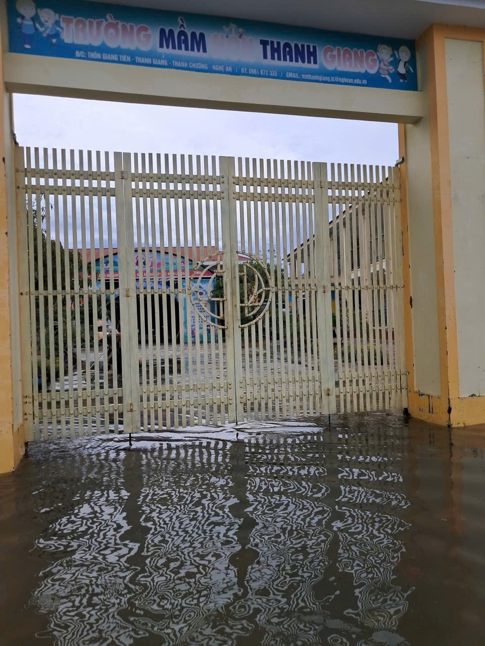 Một trường học ở xã Bích Hào vẫn còn đóng cưa vì ngập - Ảnh: CSCC