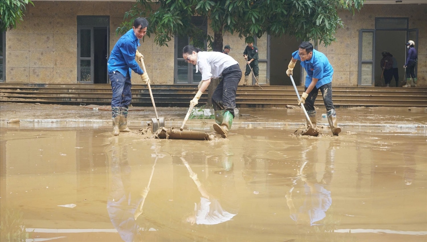 Các trường học đang khẩn trương dọn vệ sinh, môi trường để đón học sinh trở lại (ảnh Trọng Bảo)