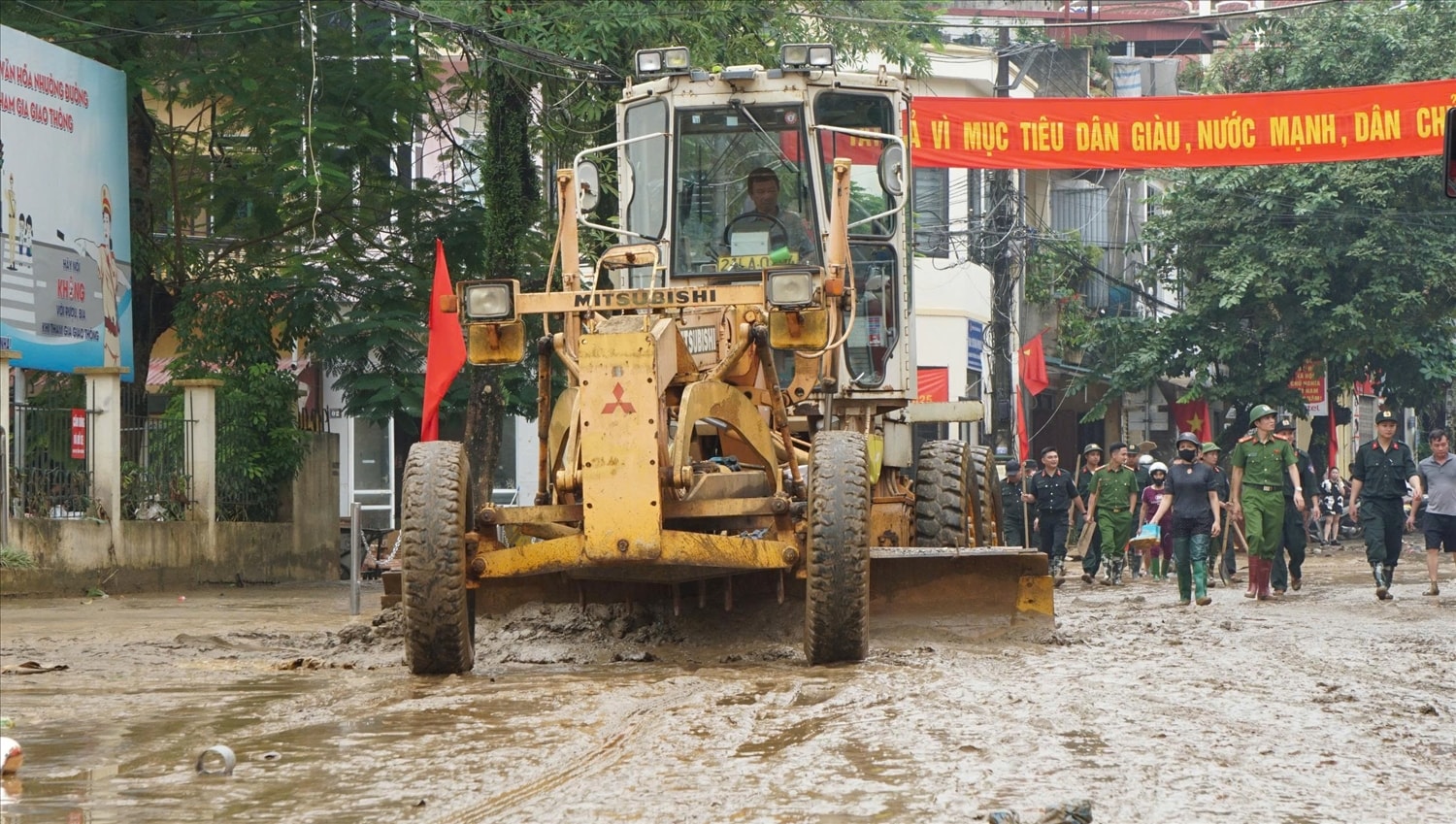 Nước rút đến đâu, tiến hành dọn vệ sinh đến đó (ảnh Trọng Bảo)