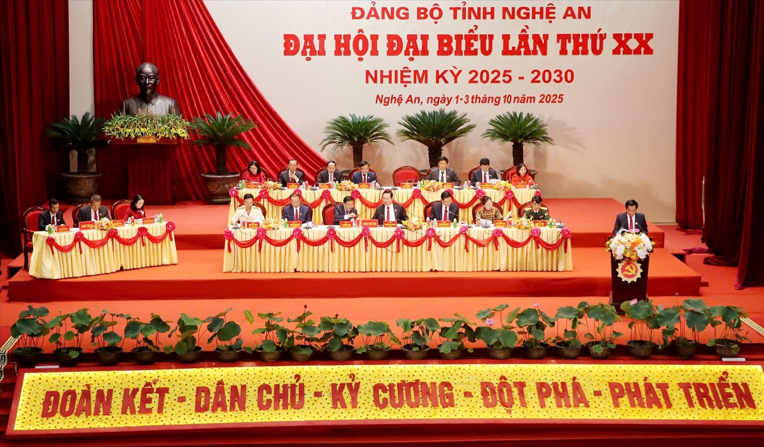 Đại hội Đại biểu Đảng bộ tỉnh Nghệ An lần thứ XX, nhiệm kỳ 2025-2030 chính thức khai mạc (Ảnh: Phạm Tiến)