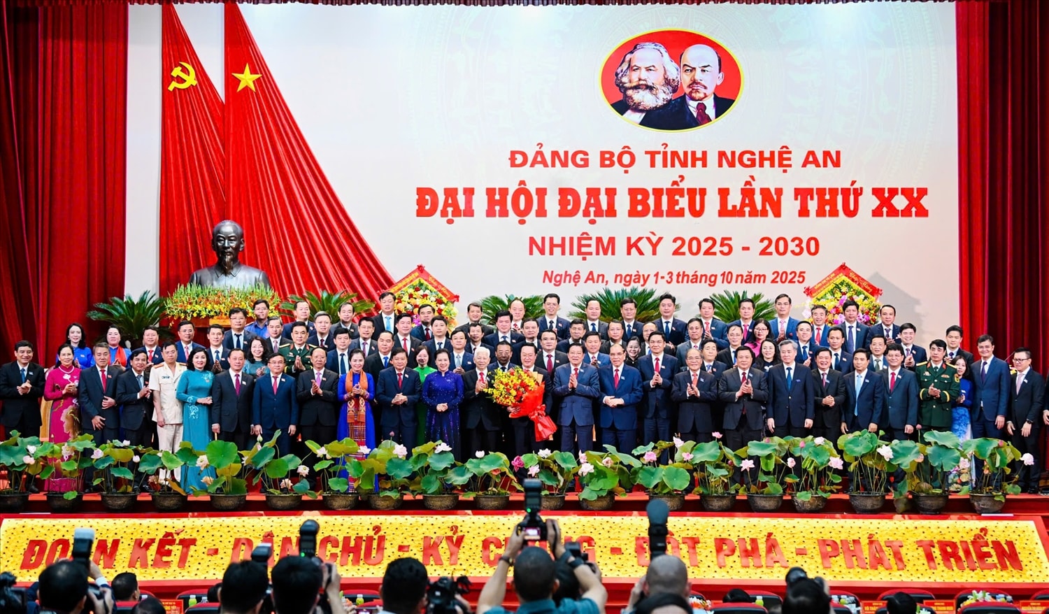 Đại biểu tặng hoa chúc mừng  Bí thư Tỉnh ủy Nghệ An khóa XX, nhiệm kỳ 2025-2030 (Ảnh: Phạm Tiến) 