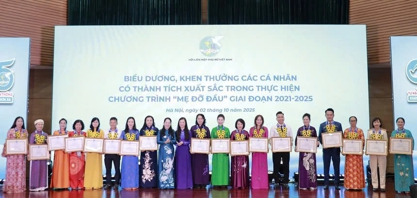 Bà Nguyễn Thị Thu Hiền, Phó Chủ tịch Hội LHPN Việt Nam và bà bà Nông Thị Hà - Thứ trưởng Bộ Dân tộc - Tôn giáo - trao Bằng khen cho các cá nhân tiêu biểu trong triển khai, thực hiện Chương trình 