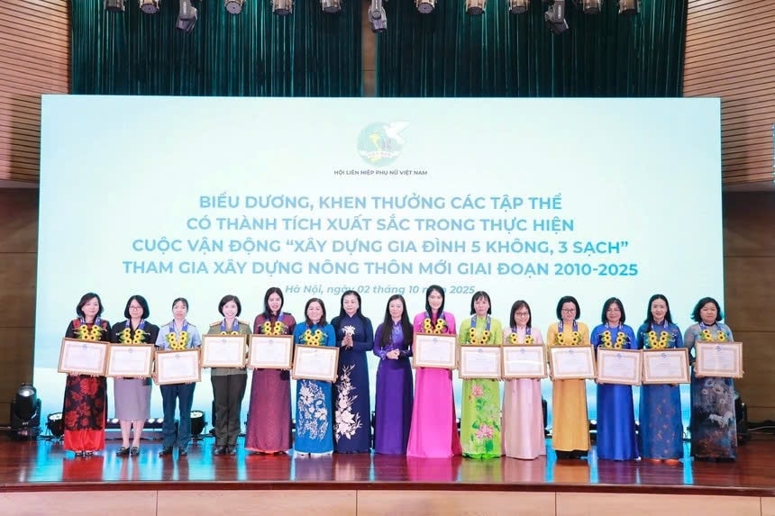Bà Nguyễn Thị Thu Hiền - Phó Chủ tịch Hội LHPN Việt Nam và bà Thái Thu Xương- Phó Chủ tịch Thường trực Tổng Liên đoàn Lao động Việt Nam - trao Bằng khen cho các cá nhân tiêu biểu trong thực hiện Cuộc vận động 