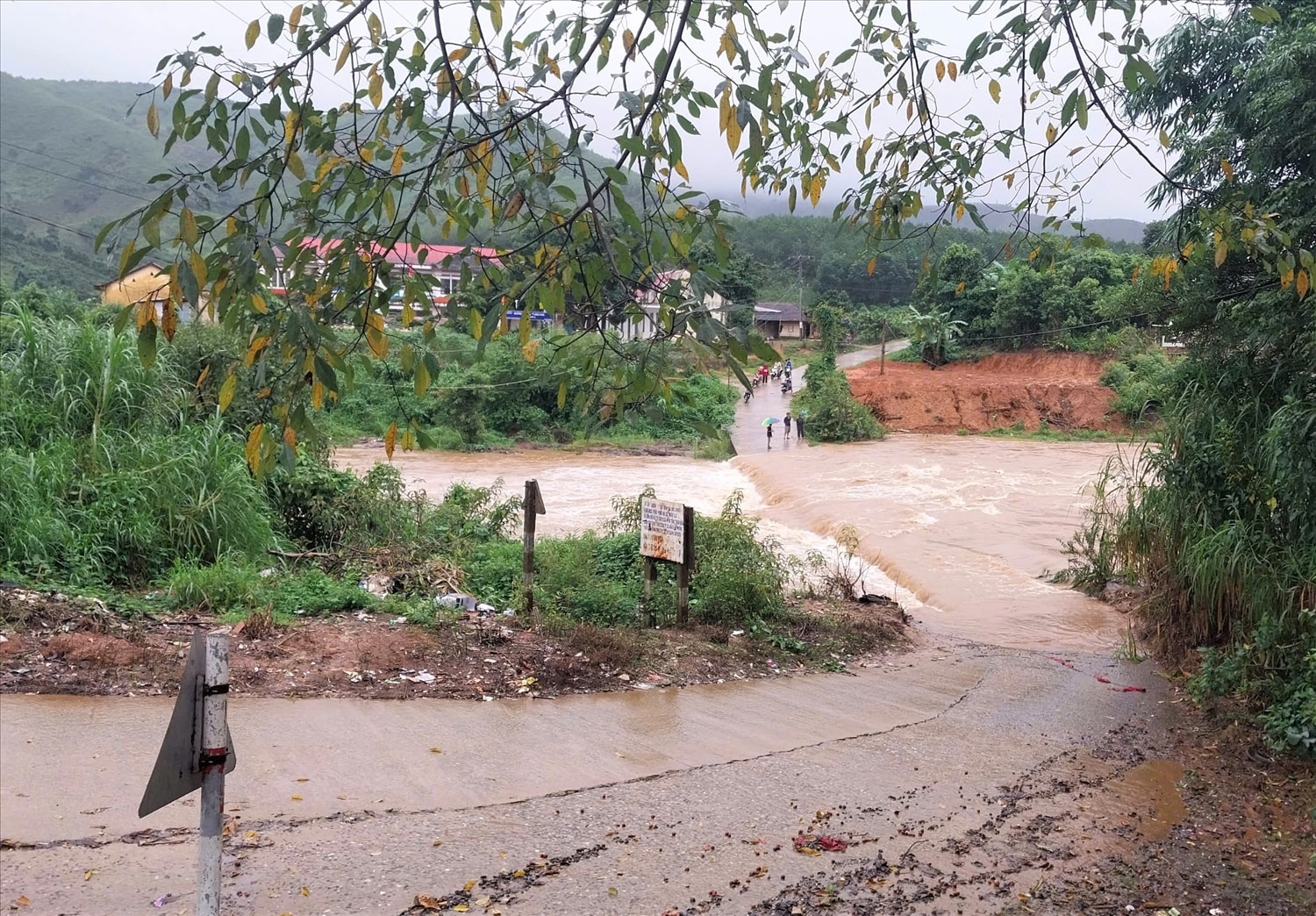 Cầu tràn thôn Đăk Ák bị ngập khi mưa lớn, làm cho các hộ dân thôn Long Yên và thôn Đăk Ôn, xã Đăk Long thường xuyên bị cô lập. (Ảnh: Ngọc Chí)
