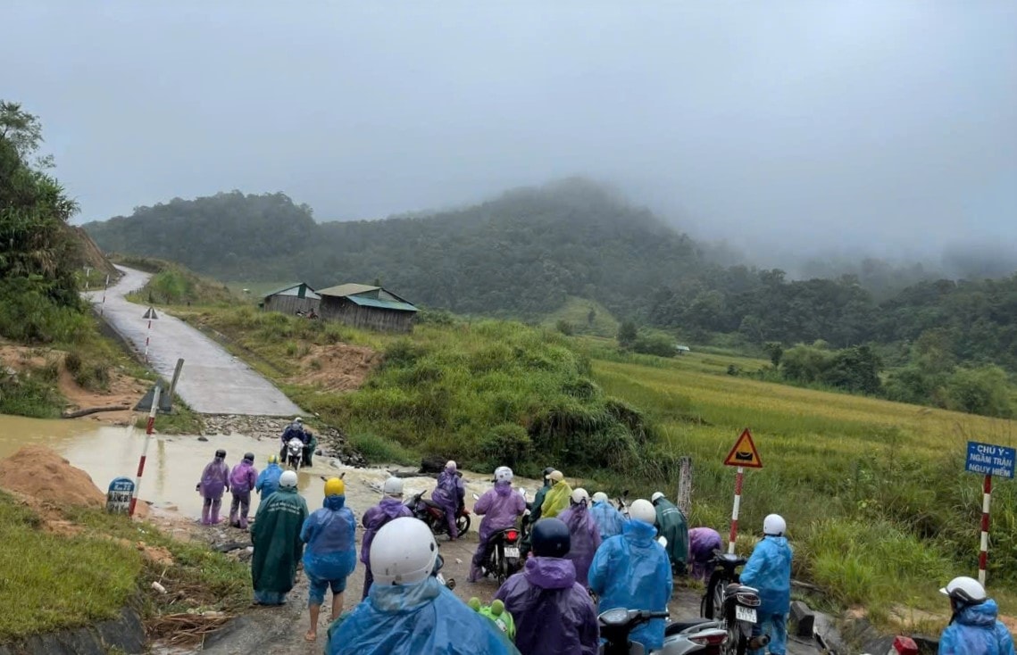 Ngầm tràn trên đường Ngọc Hoàng- Măng Bút -Tu Mơ Rông - Ngọc Linh đoạn qua xã Măng Bút gây khó khăn cho việc đi lại của người dân mỗi khi trời mưa. (Ảnh: Ngọc Chí)