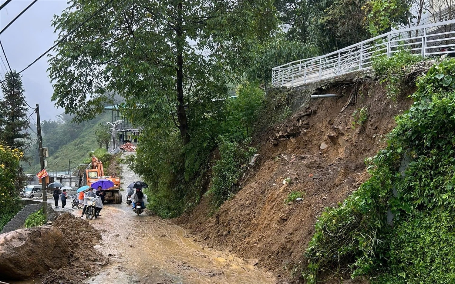 Nhiều tuyến đường ở Sapa đang rất nguy hiểm để lưu thông. Ảnh: ITN