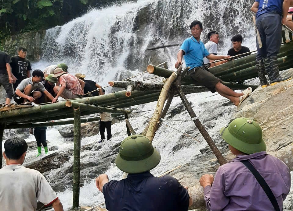 Hàng trăm người dân được huy động tham gia làm cầu