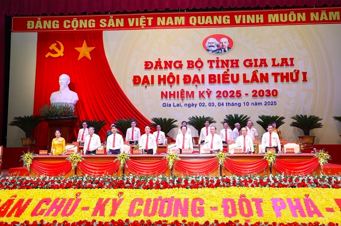 Đoàn Chủ tịch điều hành phiên trù bị (Ảnh T.N)