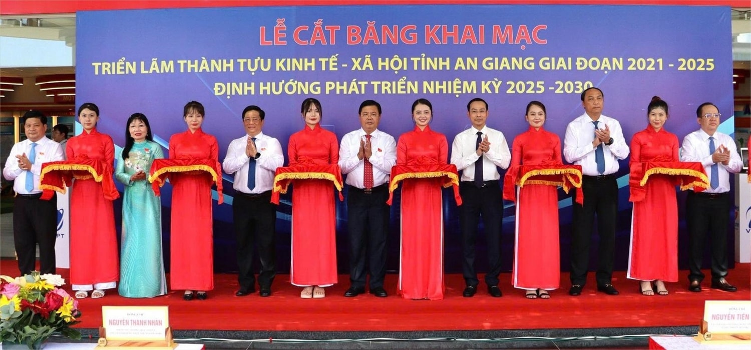 Các đại biểu thực hiện nghi thức khai mạc. 