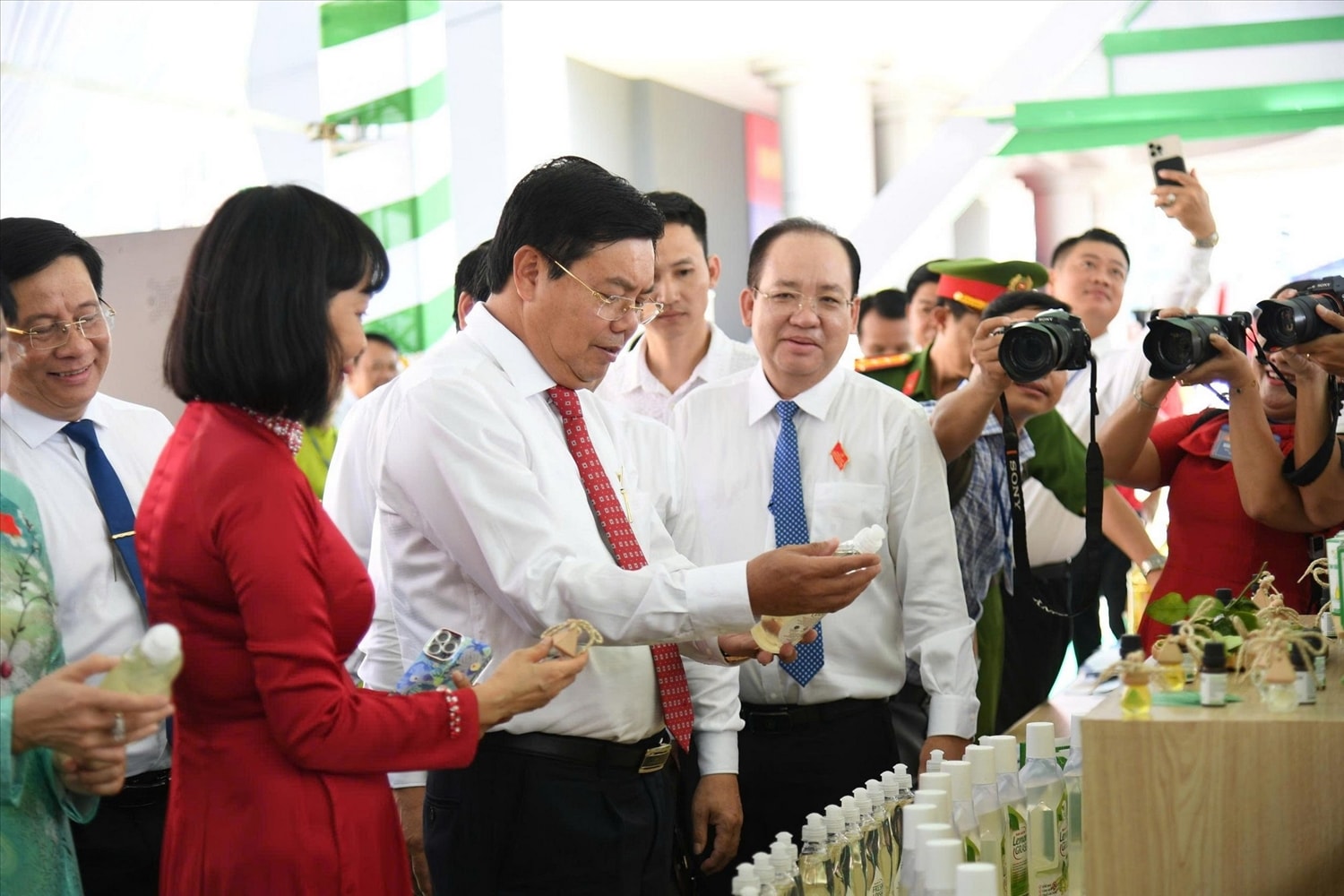Ủy viên Ban Chấp hành Trung ương Đảng, Bí thư Tỉnh ủy An Giang Nguyễn Tiến Hải cùng đại biểu tham quan khu trưng bày