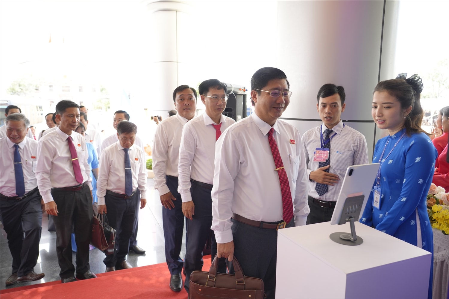 Đại hội đại biểu Đảng bộ tỉnh An Giang lần thứ I áp dụng công nghệ nhận diện khuôn mặt để điểm danh đại biểu dự đại hội.