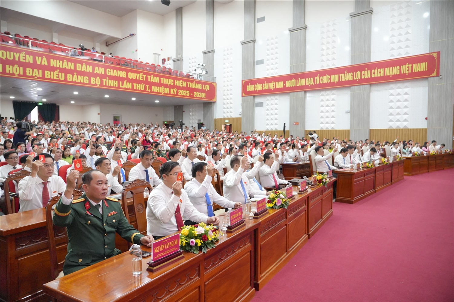 Các đại biểu biểu quyết thông qua các nội dung Đại hội