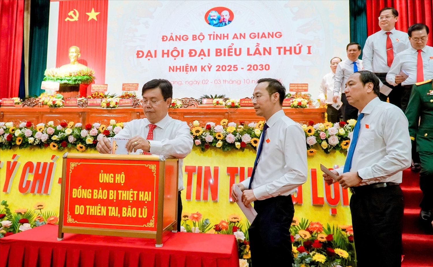 Đại biểu dự Đại hội quyên góp ủng hộ đồng bào bị lũ lụt do cơn bão số 10 