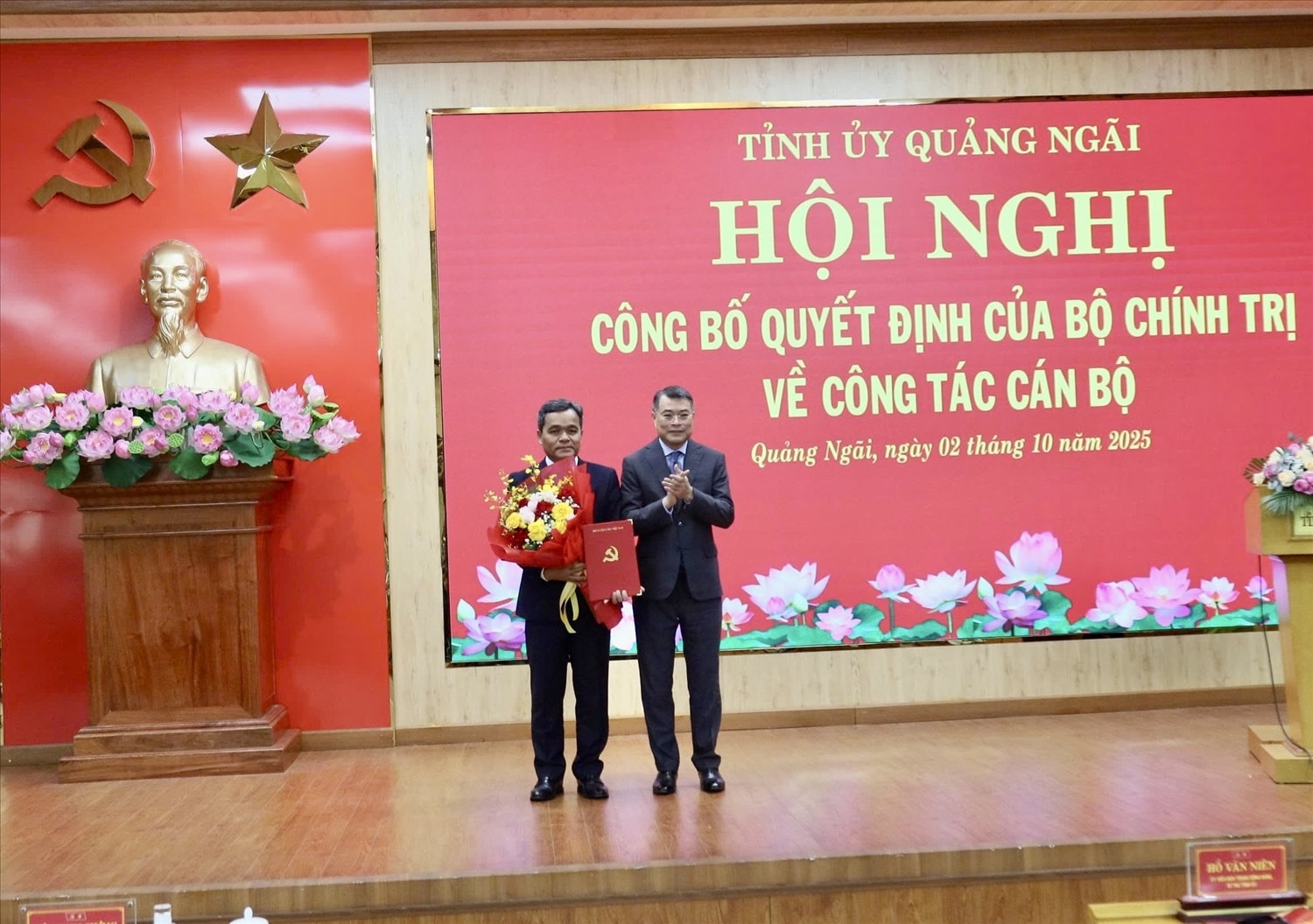 Trưởng ban Tổ chức Trung ương Lê Minh Hưng (phải) trao quyết định của Bộ Chính trị cho ông Hồ Văn Niên. (Ảnh Nhân Nhân).
