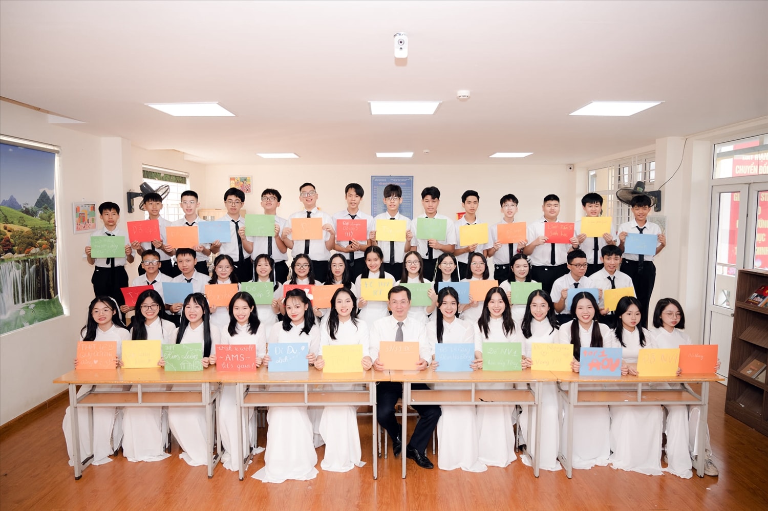 Thầy Nguyễn Đức Phú bên các em học sinh lớp 9A1 (niên khoá 2021 - 2025)