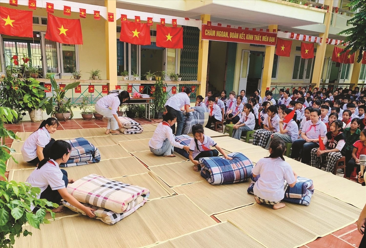 Trường Phổ thông DTBT THCS Khánh Xuân, tỉnh Cao Bằng tổ chức rèn kỹ năng sinh hoạt bán trú cho học sinh ngày 15/9/2025