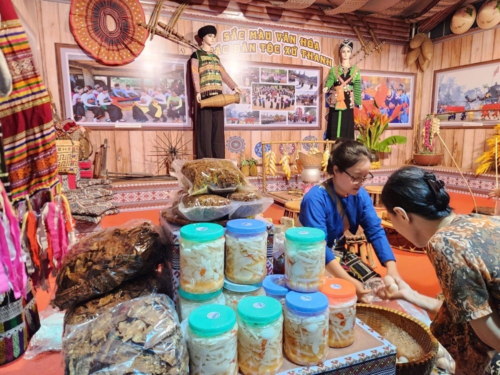 Gian hàng giới thiệu đặc sản và sắc màu văn hóa dân tộc tại Liên hoan Văn hoá Ẩm thực xứ Thanh 2025