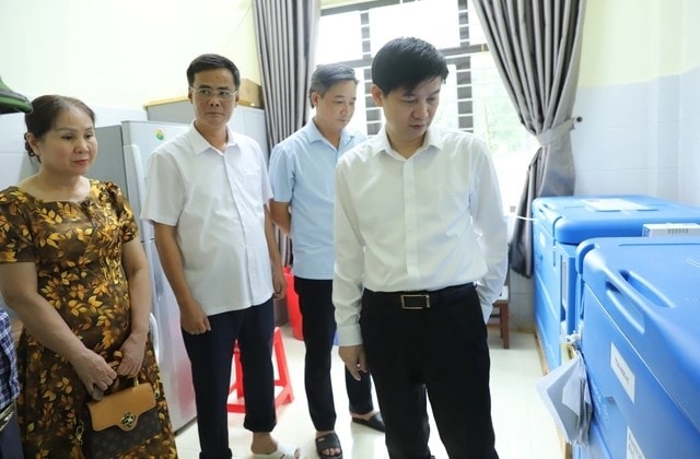 Giám đốc Sở Y tế kiểm tra, chỉ đạo khắc phục thiệt hại sau mưa lũ tại Bệnh viện Đa khoa Nông Cống.