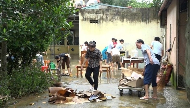 Trung tâm Y tế Ngọc Lặc bị ngập lụt khiến nhiều trang thiết bị, máy móc hư hỏng