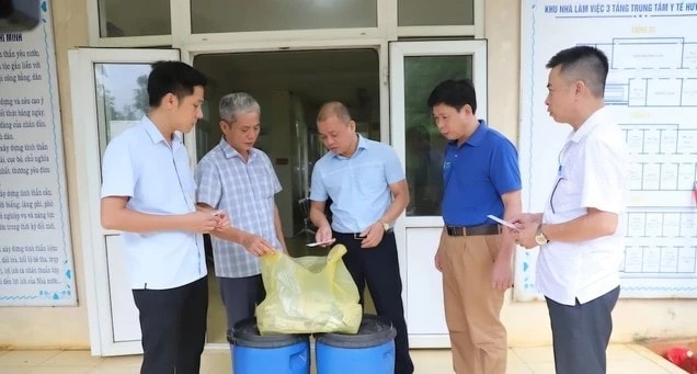 Trung tâm Kiểm soát bệnh tật tỉnh cấp 50kg CloraminB và 5.000 viên Aquatabs khử khuẩn nước cho Trung tâm Y tế Ngọc Lặc.