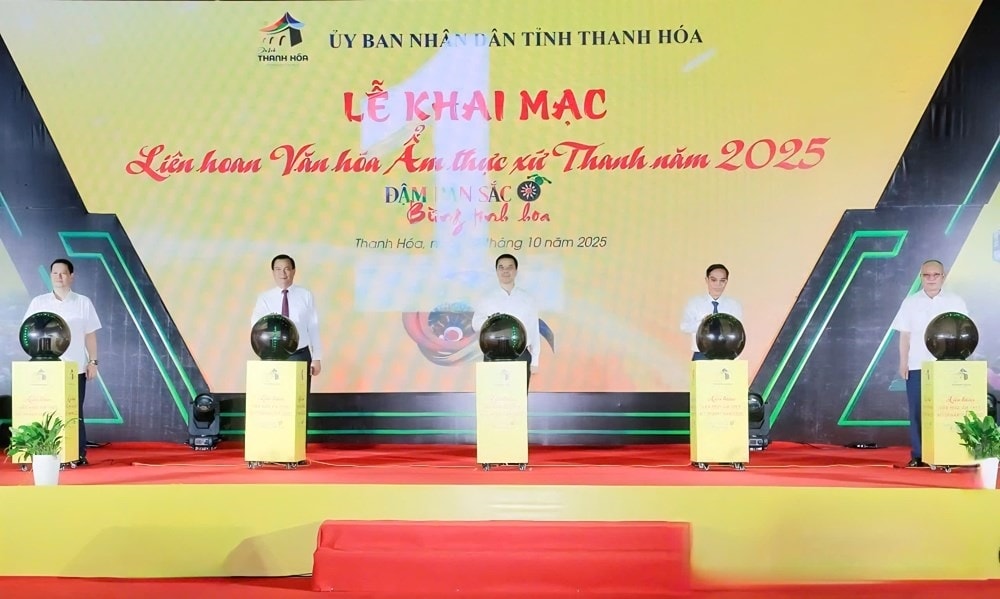 Các đại biểu thực hiện nghi thức khai mạc Liên hoan Văn hoá Ẩm thực xứ Thanh 2025