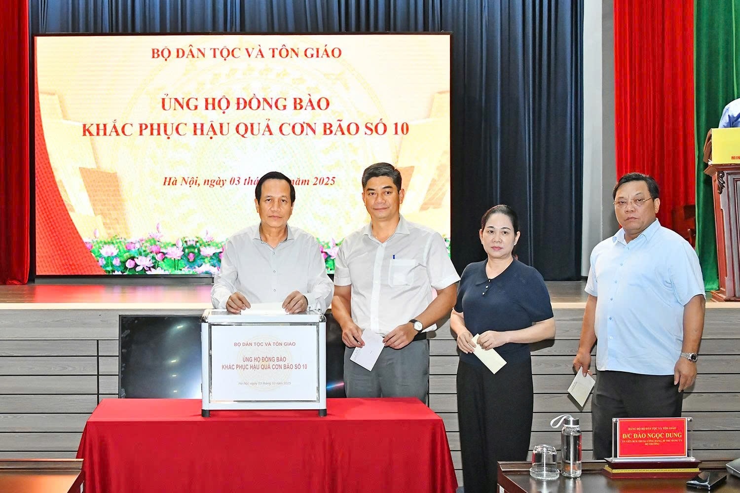 Lãnh đạo Bộ Dân tộc và Tôn giáo tham gia ủng hộ tại Lễ phát động. 