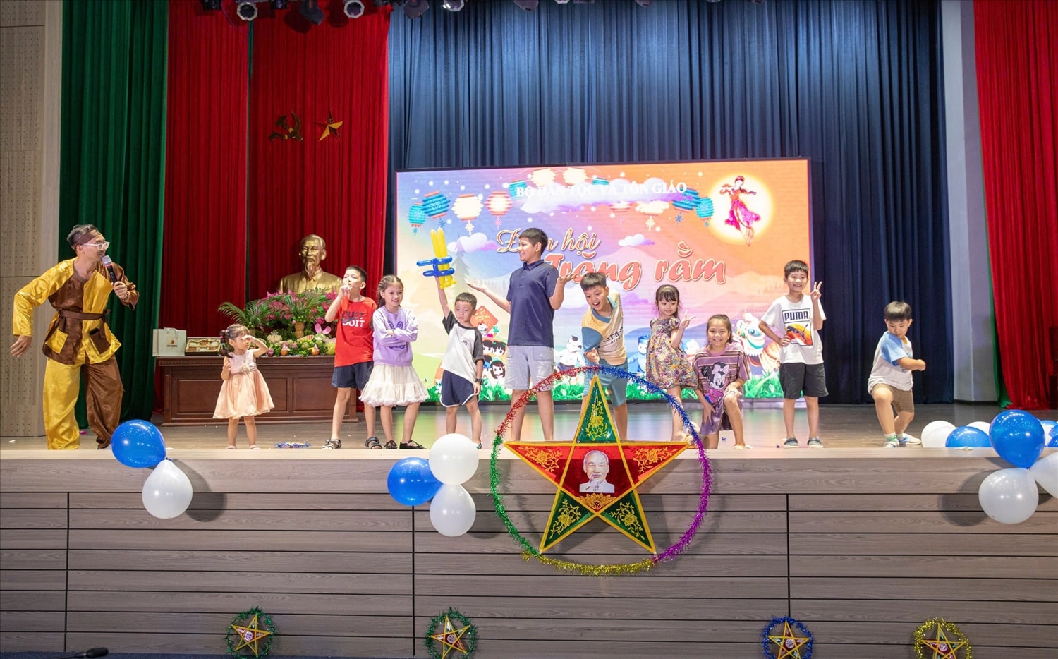 Các cháu thiếu niên, nhi đồng hòa chung không khí vui tươi, phấn khởi tại đêm hội trăng rằm
