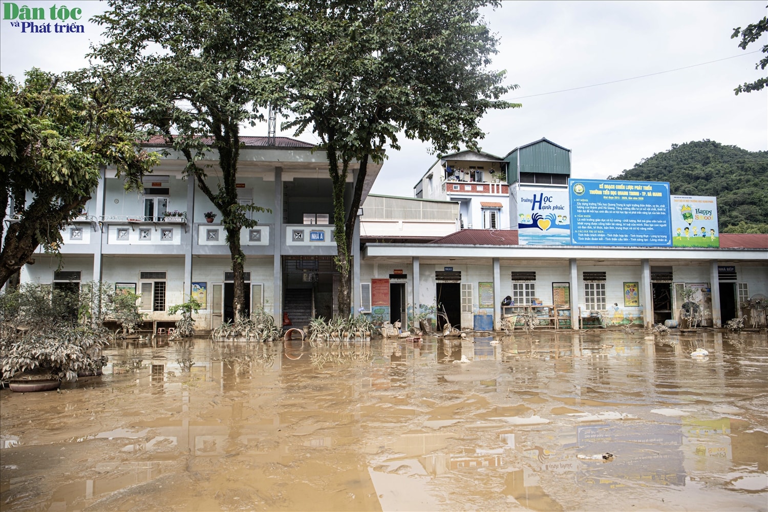 (ẢNH) Cận cảnh ngôi trường của gần 500 học sinh ở Tuyên Quang bị bùn đất vùi lấp 1