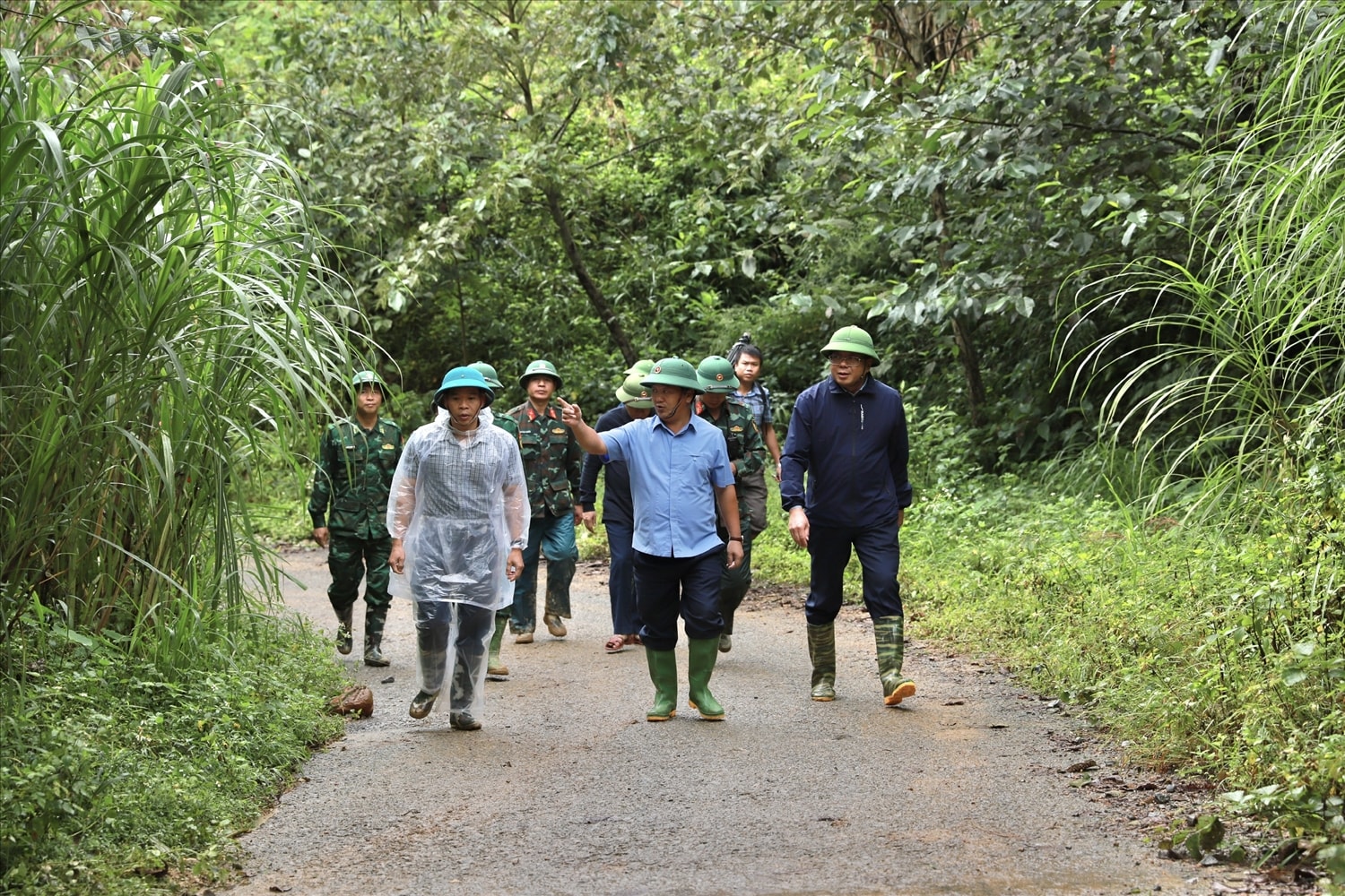 Bí thư Tỉnh ủy Tuyên Quang Hầu A Lềnh kiểm tra các địa điểm có nguy cơ sạt lở cao ở thôn Má Lầu A, xã Lũng Cú