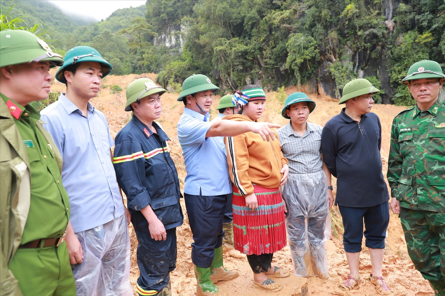Bí thư Tỉnh uỷ Hầu A Lềnh trực tiếp kiểm tra, chỉ đạo công tác tìm kiếm các nạn nhân mất tích