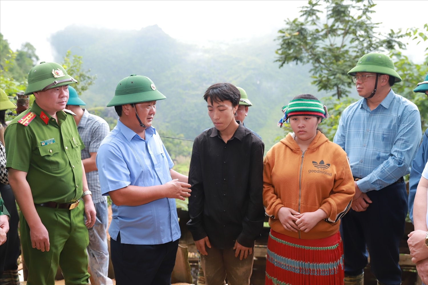 Bí thư Tỉnh uỷ Hầu A Lềnh động viên người thân gia đình có người bị vùi lấp do sạt lở