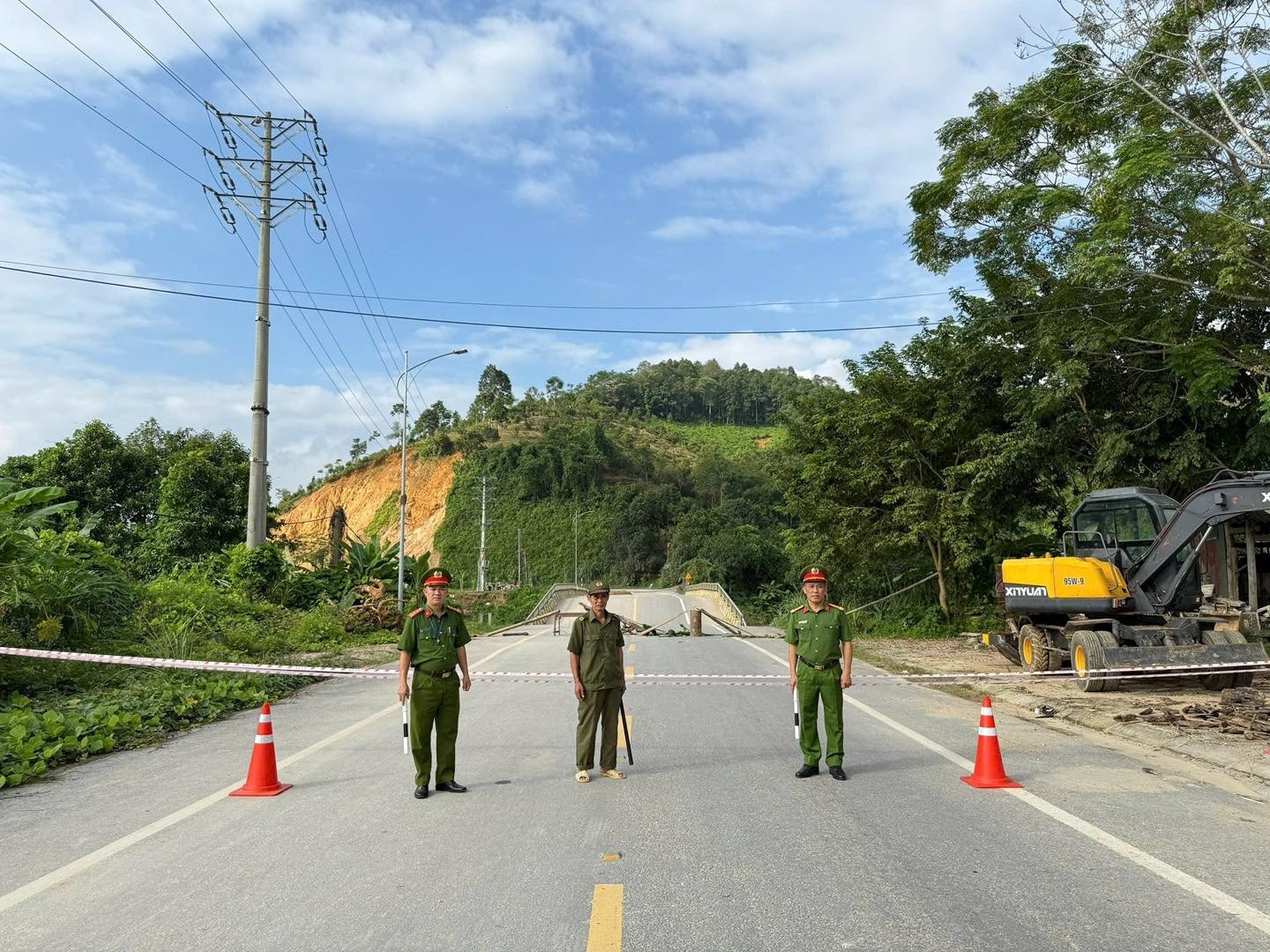Lực lượng chức năng làm nhiệm vụ đảm bảo an toàn cho người dân tại hiện trường. Ảnh: Công an tỉnh Tuyên Quang  c