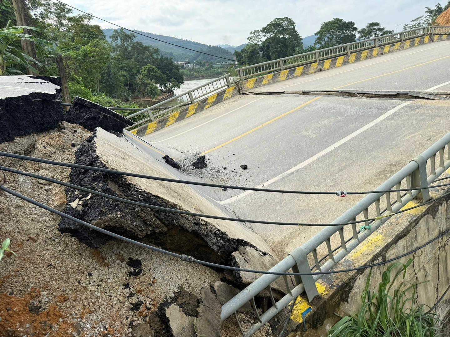Mố cầu M1, cầu Tát Luông, xã Nà Hang bị sập, gãy. Ảnh: Công an tỉnh Tuyên Quang