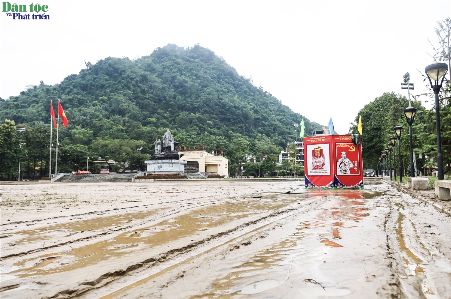 Quảng trường 26/3, phường Hà Giang 1 – nơi thường ngày là điểm sinh hoạt văn hóa, vui chơi, tập trung đông đảo người dân – nay trở thành bãi đất mênh mông ngập trong bùn đất sau lũ. 