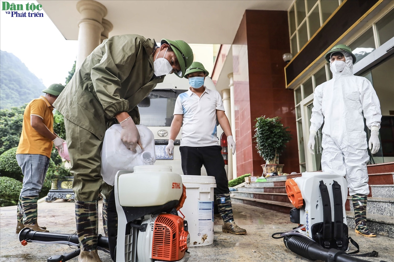Công tác phòng chống dịch bệnh sau lũ cũng đang được chính quyền các xã, phường tiến hành khẩn trương.