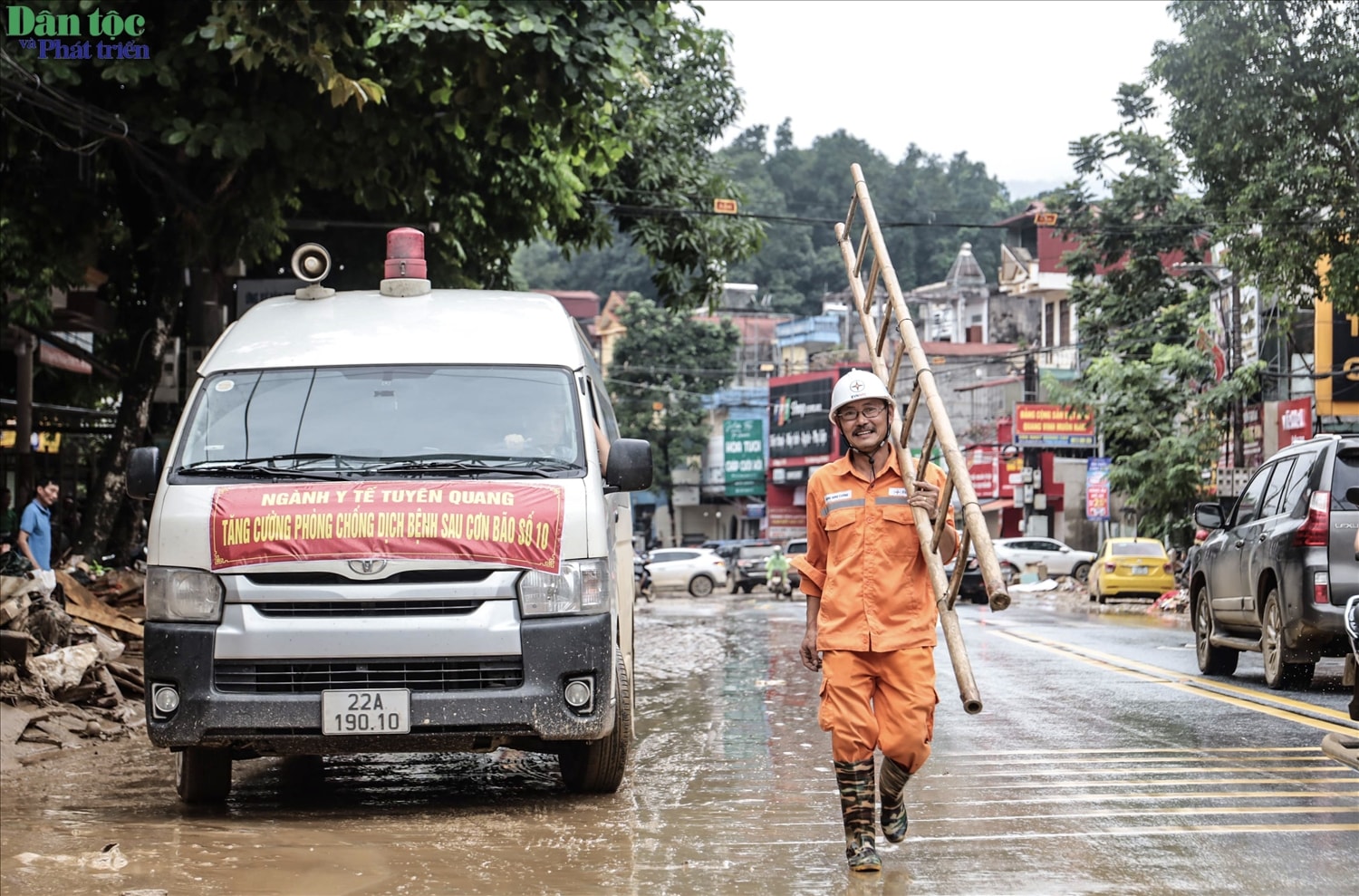 Nhiều khu vực ở phường Hà Giang 1, Hà Giang 2 và xã Ngọc Đường vẫn chưa được cấp điện trở lại. Ngành điện lực đang huy động tối đa nhân lực, tập trung sửa chữa các trạm biến áp bị hư hỏng để sớm khôi phục việc cấp điện cho người dân.