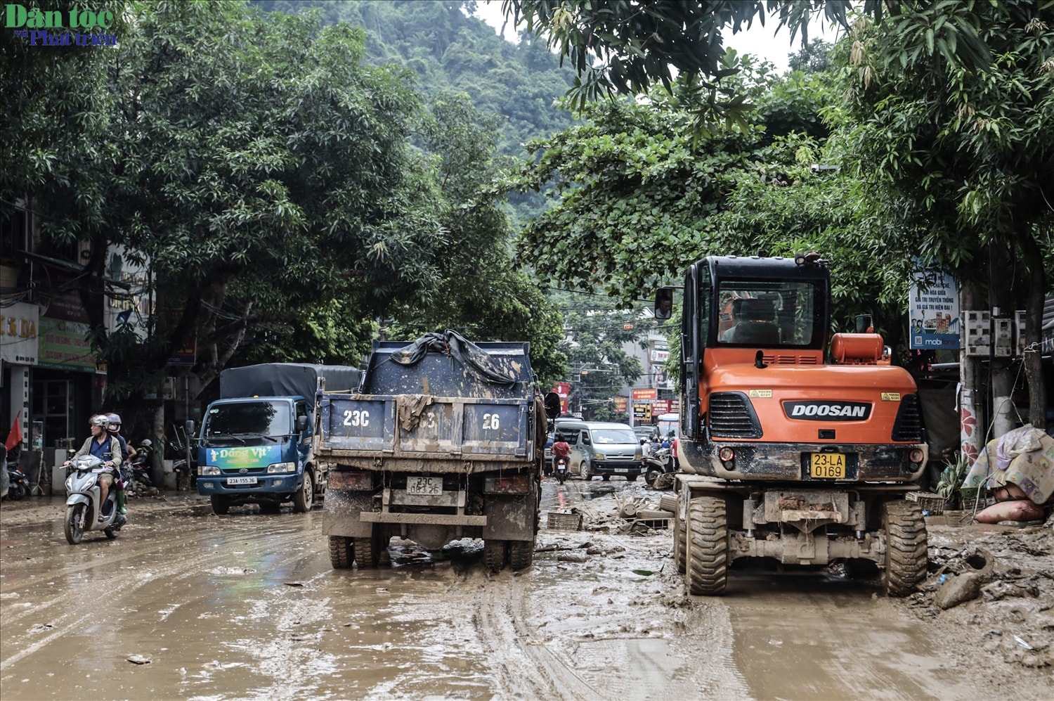 Dù các phương tiện có thể lưu thông trở lại nhưng cần hết sức thận trọng bởi nhiều đoạn vẫn trơn trượt, bùn đất chưa được dọn hết.