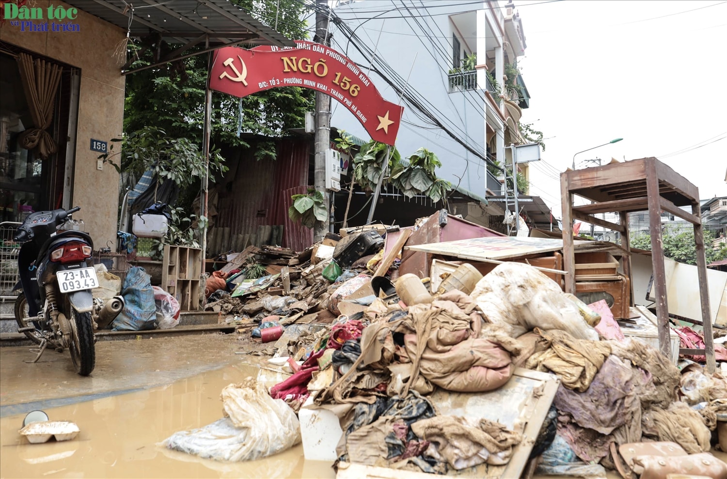 Theo dữ liệu từ hệ thống giám sát thiên tai Việt Nam cho thấy lúc 7h sáng 1-10, lũ trên sông Lô đoạn qua Hà Giang (tỉnh Tuyên Quang) ở trên mức báo động 3 khoảng 2,66m - cao hơn đỉnh lũ lịch sử năm 1969 khoảng 0,9cm.