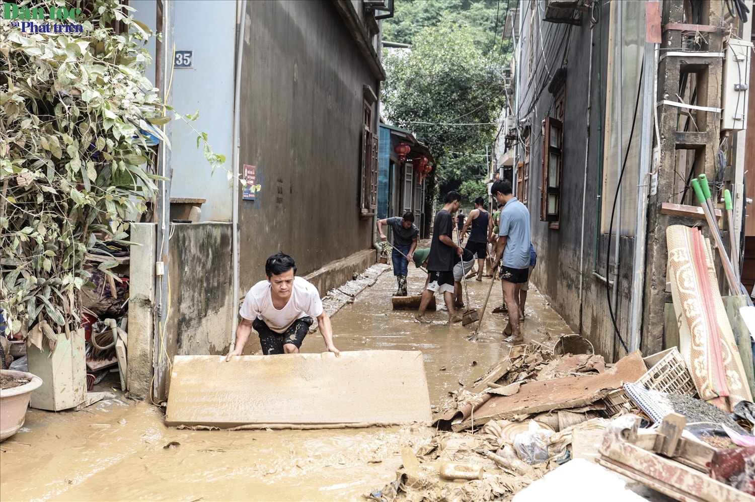 Người dân các khu phố sau lũ đã tự nguyện hỗ trợ nhau dọn bùn đất, san gạt những lớp bùn dày đặc còn đọng lại trên đường và trong từng ngõ nhỏ.