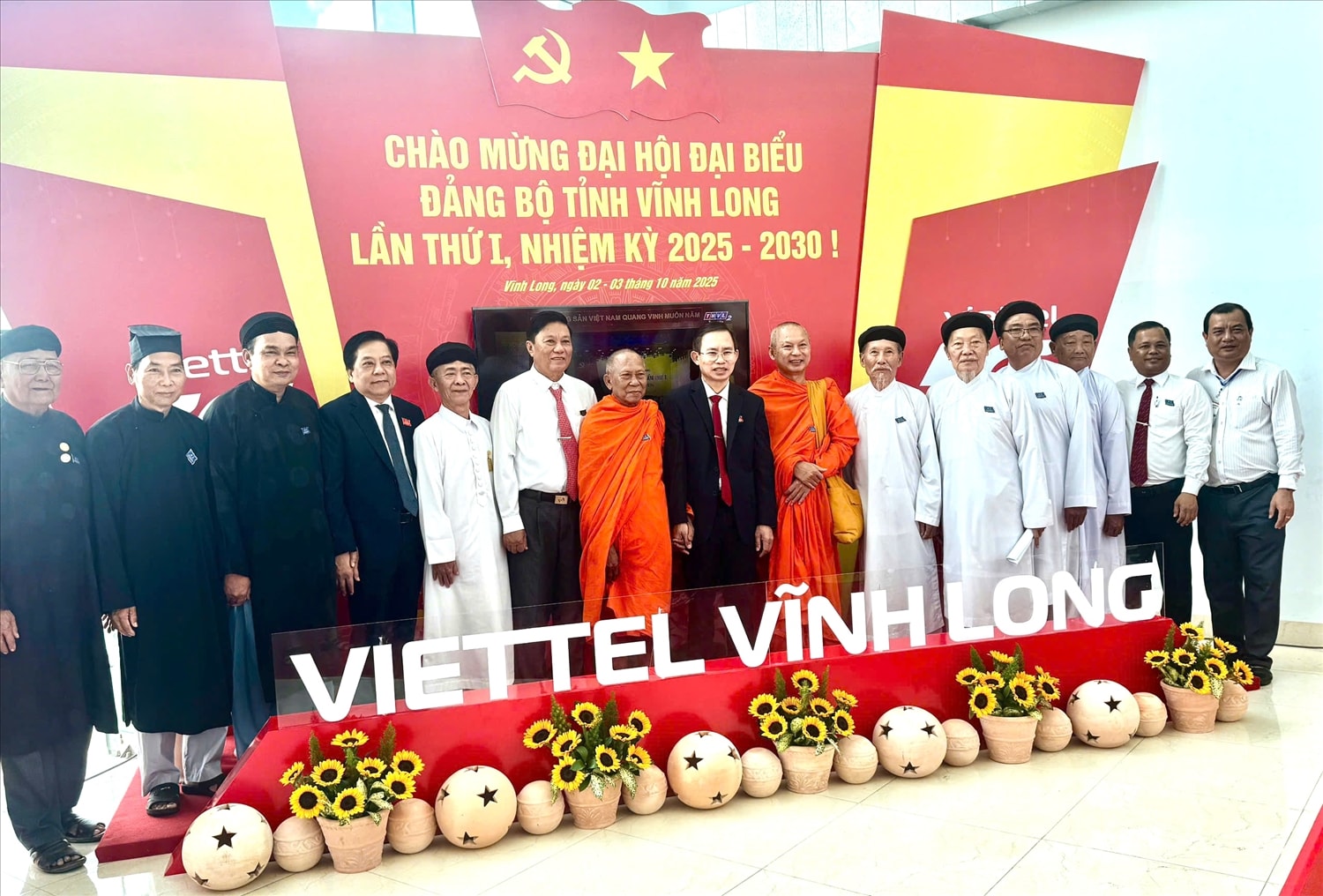 Các đại biểu Chức sắc tôn giáo chụp ảnh lưu niệm tại Đại hội 